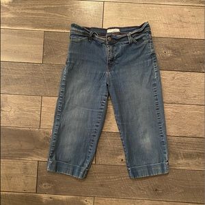 ♥️Woman’s Capris Blue 548 Levi Size 12